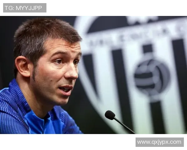 足球球星赛后情绪失控怒摔水杯引发场边巨大争议与热议